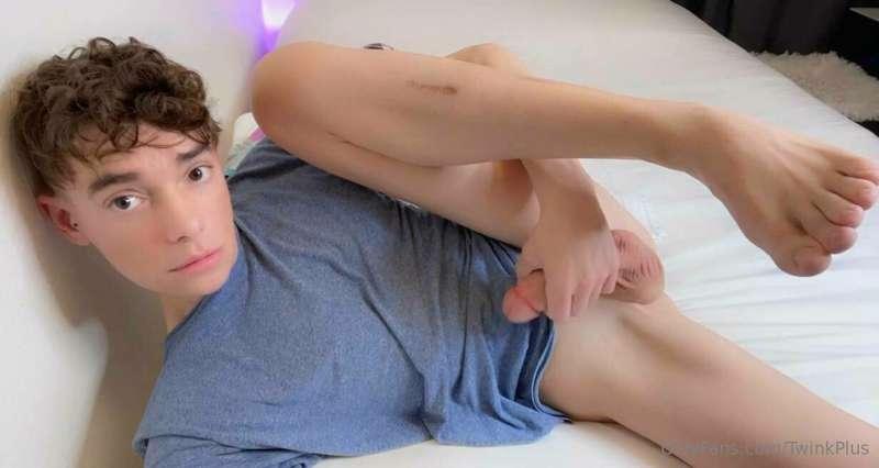 Check out @stephaneNSFW ♥️

This Swiss bottom twink is natur..