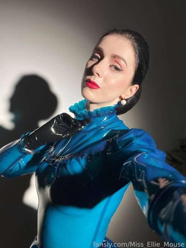 Can’t stop loving this lovely latex blouse 🩵💙

 #fyp #latex #kinky #fetish #goddess #gloves  #nsfw
