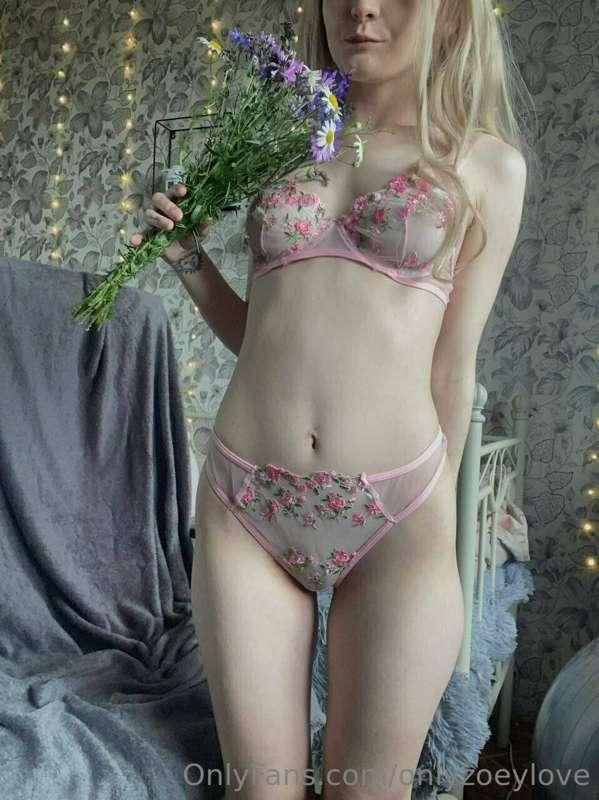 💐 Just boobs and flowers — only flowers and boobs here x