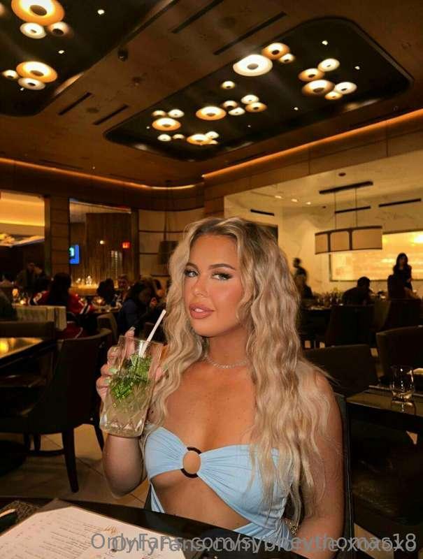 I swear she’s the baddest blonde on OF 😻 & she knows how to ..