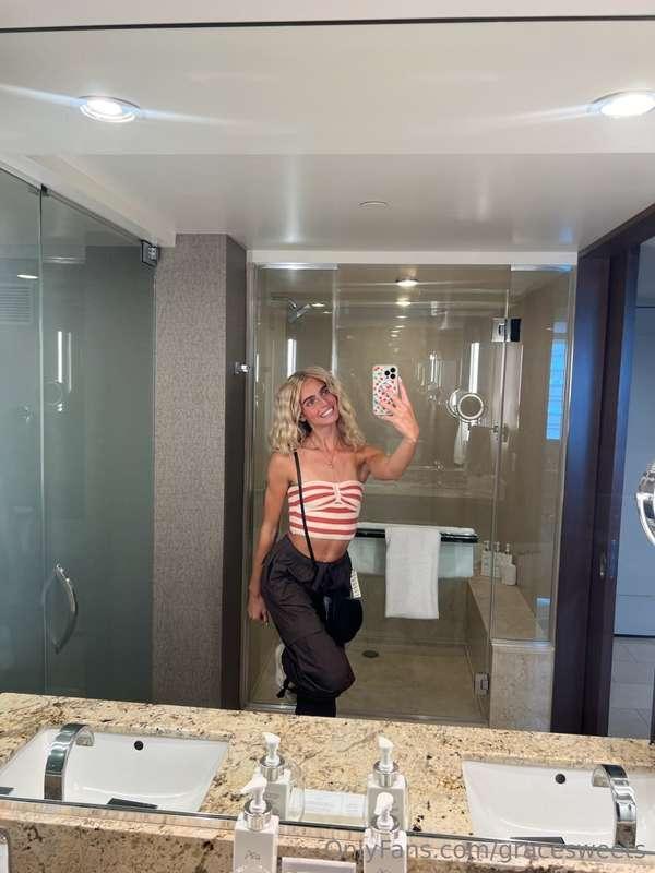 Just me, the mirror, and selfies 😘