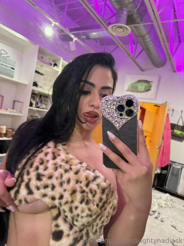 Nothing a little under boob can't take care of 😝