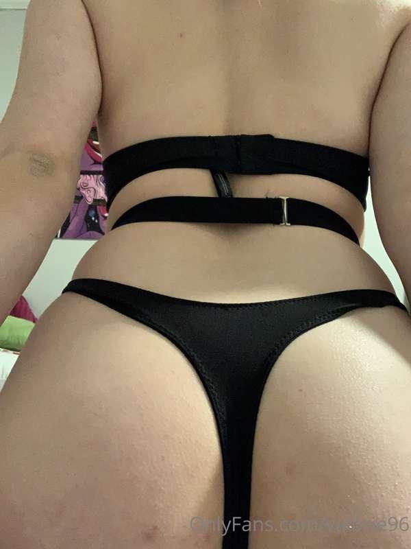 More ass pics for you babeee💋😉 dm me for more fun🤩