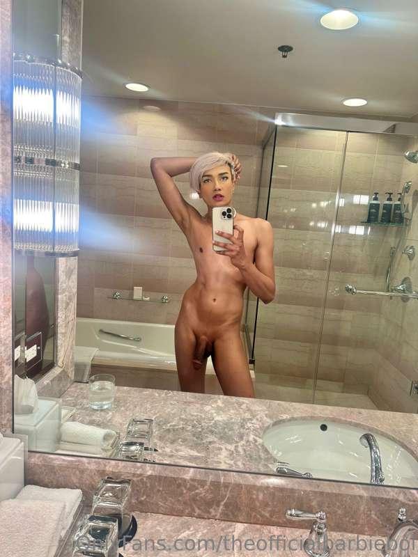 Bathroom selfie, right before I get fucked.