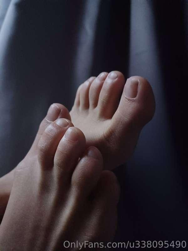 Close-ups sample of my oily toes. Message me if you need any..