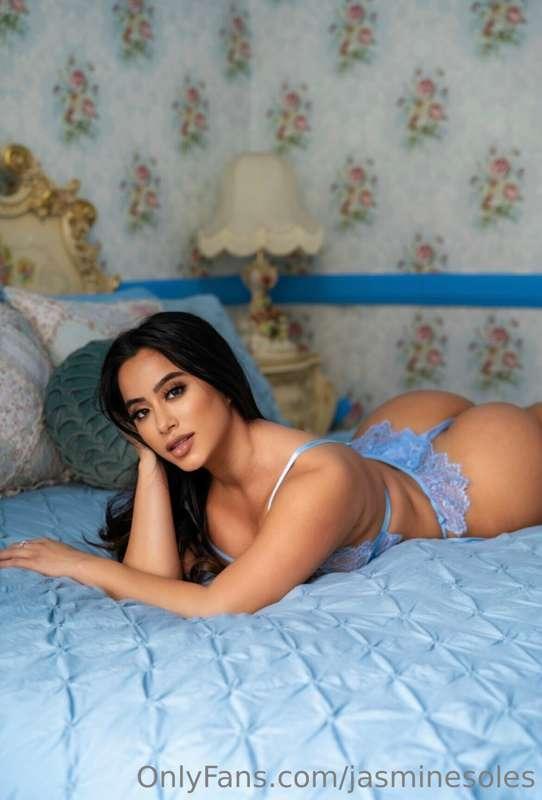 Cum keep me company in my DM 💞