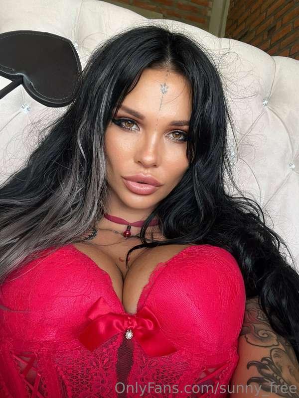 I look good in red or red looks good on me?