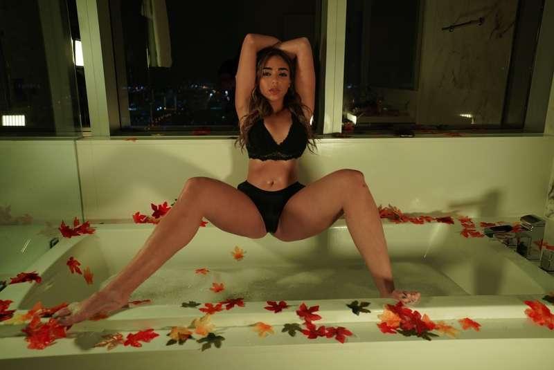 the amount of positions I got in with this bath shoot lol