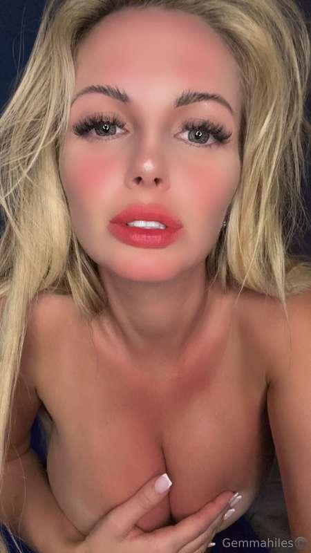Tip if you wanna see some holiday tits🙈