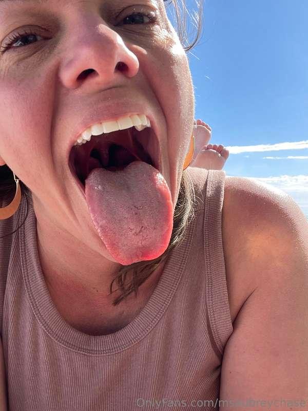 🌊🐚👅🌤️