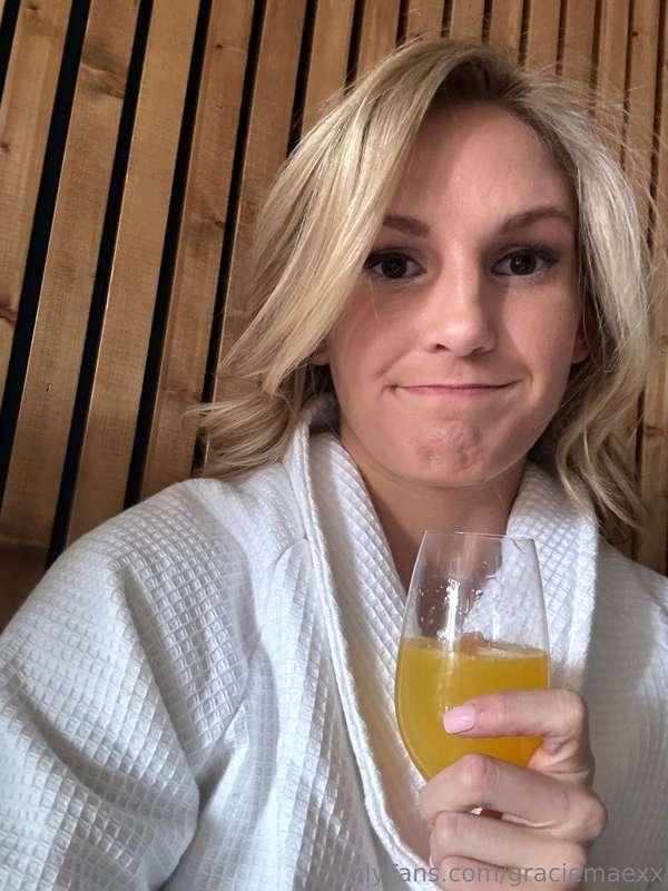 Hair of the dog on long sexfilled weekends 🥂