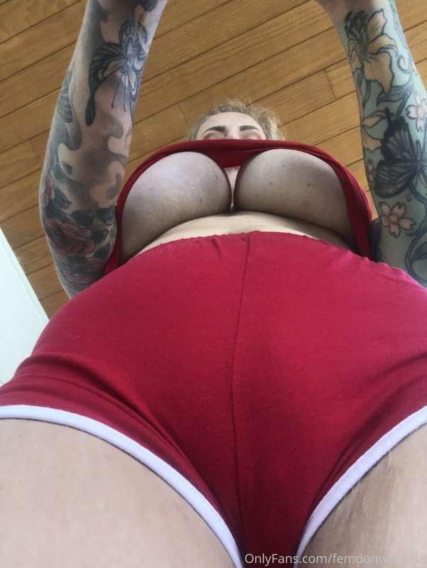 Sexy red athletic wear ❣️