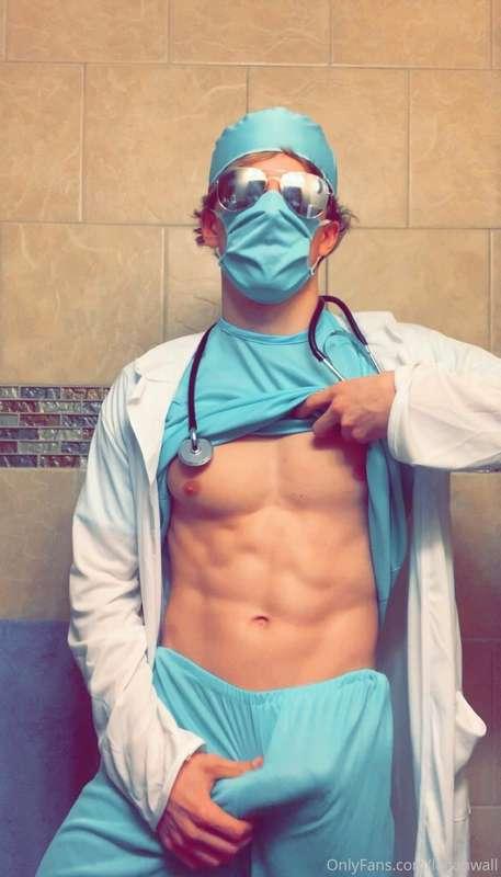 Dr. Wall on break in the bathroom 👨‍⚕️Would you want a physi..