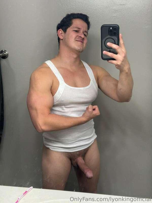 Who wants to suck my sweated thick dick after my workout? 🏋️..