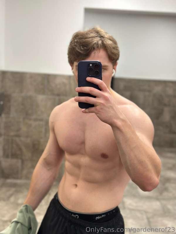 Sneaky gym pic