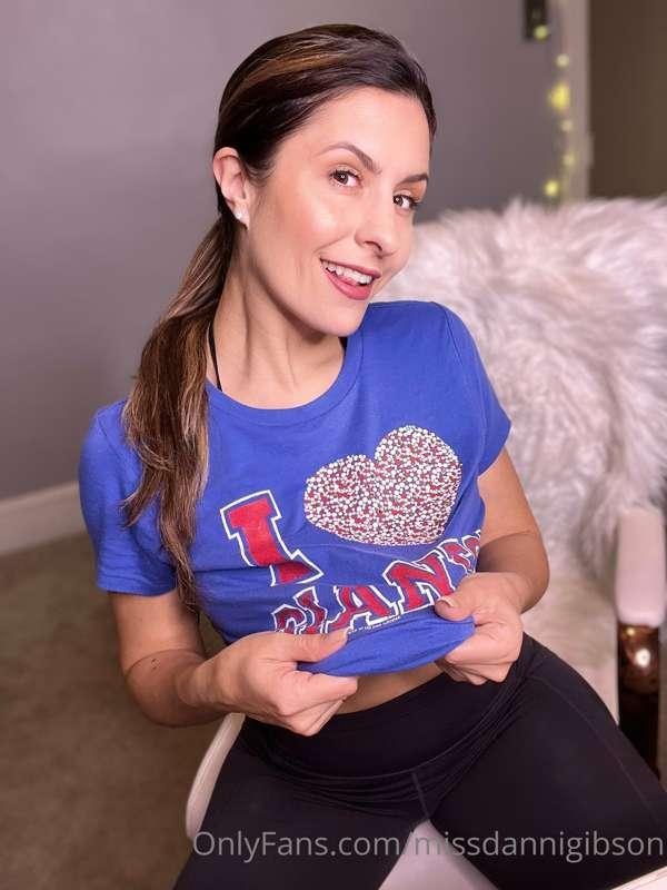 Go Giants! 😜 
Wanna guess what I’m hiding under my shirt? Ti..
