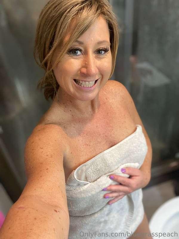 Paid page has lots of sexy content for $10 