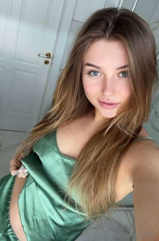  @lealealuxe She is waiting for you❤️❤️ @lealealuxe ❤️ Who w..