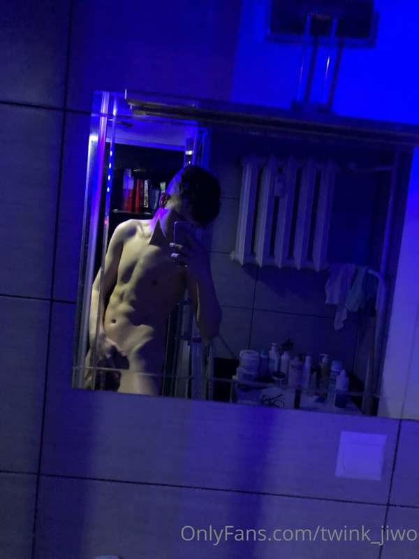 Ultraviolet naked twink 😈 Smooth, soft and playfull 😏