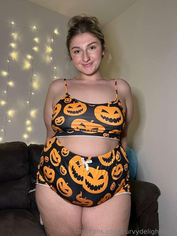Happy Halloween🎃 Tip me so I can get something sweet to eat🍫..