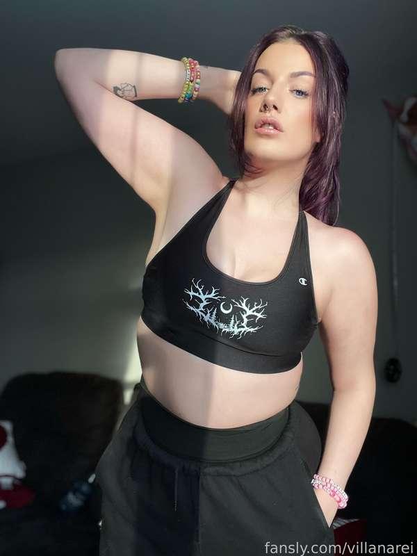 Golden hour muscle mommy photos 💪🏻 🥰

I had to take some photos in my new Lorna Shore sports bra, and the lighting was sooo perfect today ✨ 

Full set of these photos will be coming soon, but here’s a lil teaser 💖

#fyp #musclemommy #muscular #muscles #muscularwoman #tall #tallgirl #purplehair #goth #gothgirl #fitness #altgirl #alternative #sportsbra #shorts #sweatpants #biceps #abs #tummy 