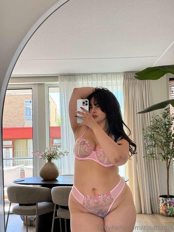 love the bush peeking through 🌸