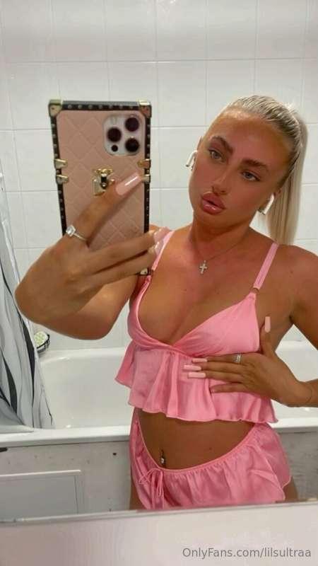 How sexy do I look in pink 💕