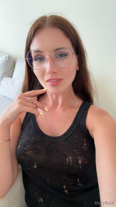 Would you make the first move… or wait for me to? 💋