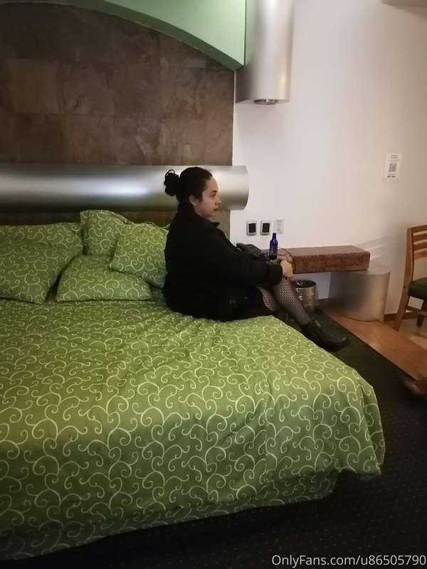 Ya lista para empezar la acción pero antes una bebida para p..