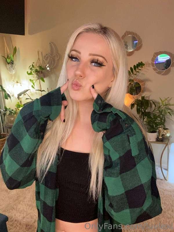 I’m live for a quickie come by 😚 lexiluv.live