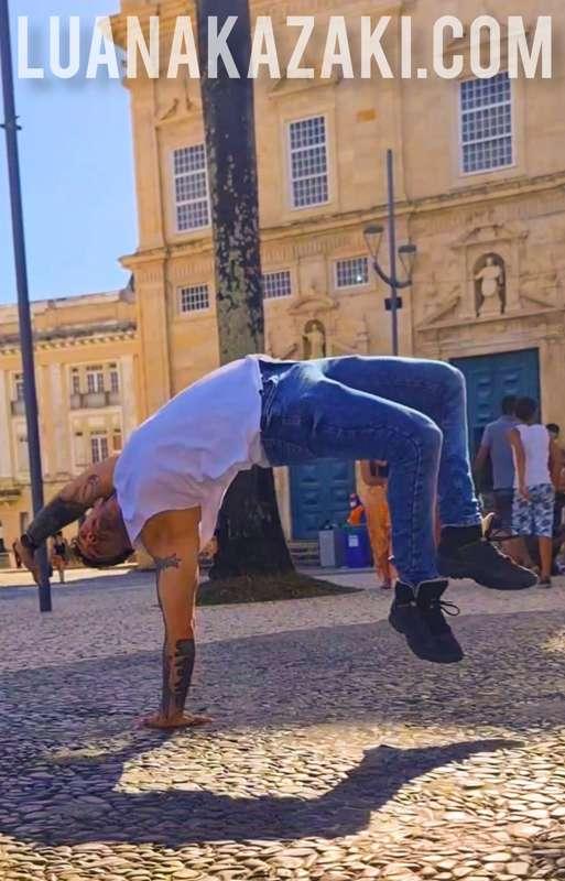 Assim que chegamos na praça, tinha diversos capoeiristas jog..