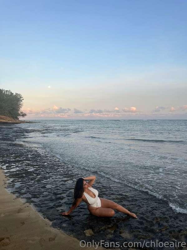 Unleashing my inner beach babe in this photo 🧜‍♀️ 🌊