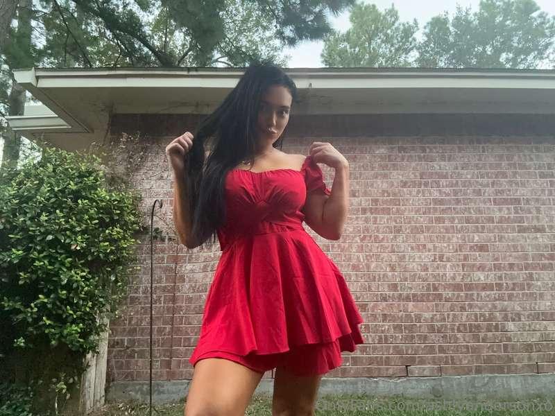 I love the way this dress fits me. Do you? 😋