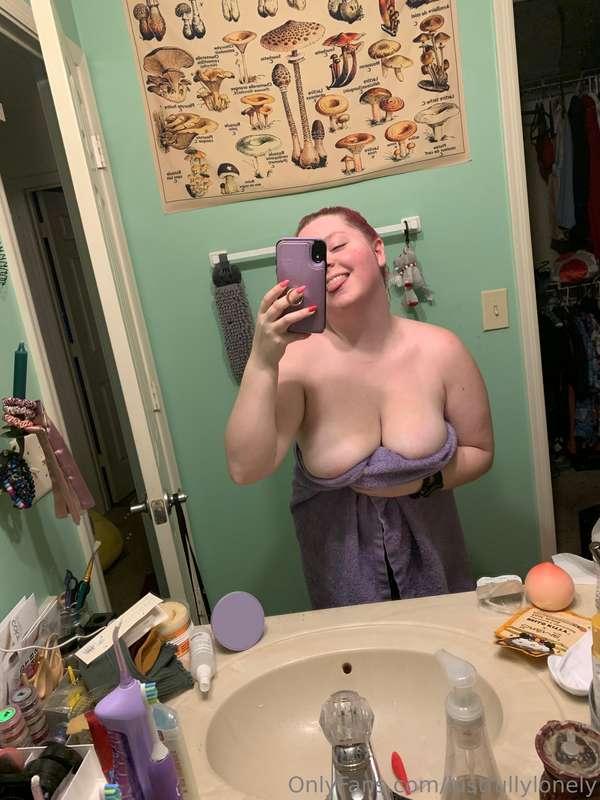 Just some bathroom nudes UwU