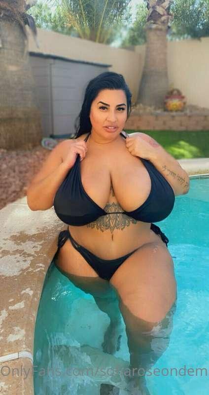 Black bikini, tanned skin 🔥