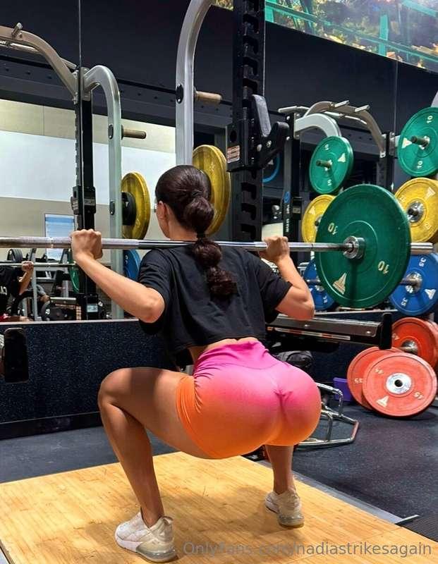 Happy 🐫 day!! Dropping it low for my fav exercise🍑😝 The squa..