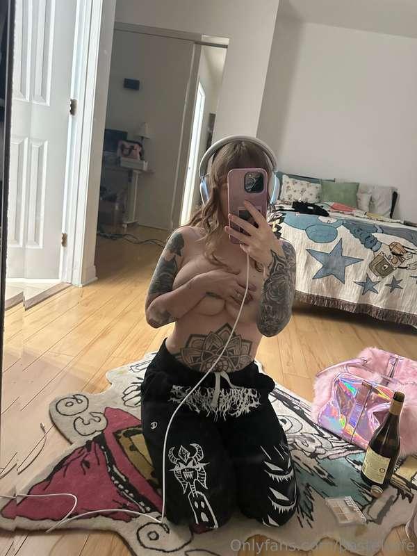 can u hold them for me :3