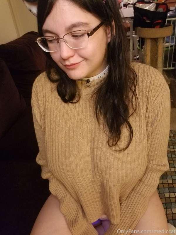 🐾I can finally wear a sweater here in AZ 😩.....Even if I do ..