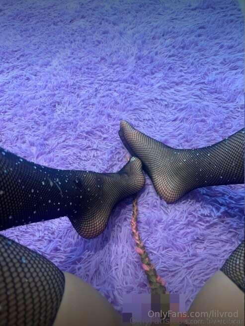 Anyone here who's into feet pics?😈