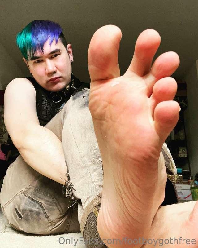 Hey guys! Do me a favor and masturbate to my goth BoyFeet pl..