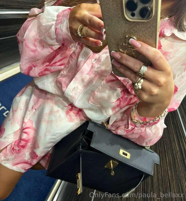 Very nice new dress... do you think I look good in it? 🙈