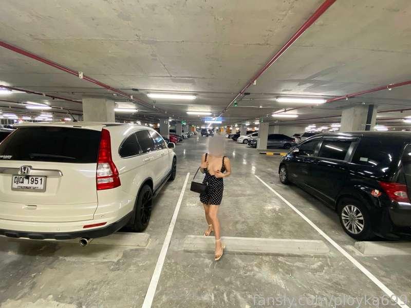 หาอะไรทำสนุกๆในลานจอดรถ / Find something fun to do in the parking lot.