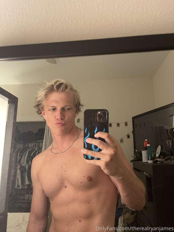 Fresh out the shower 💦 who wants the video