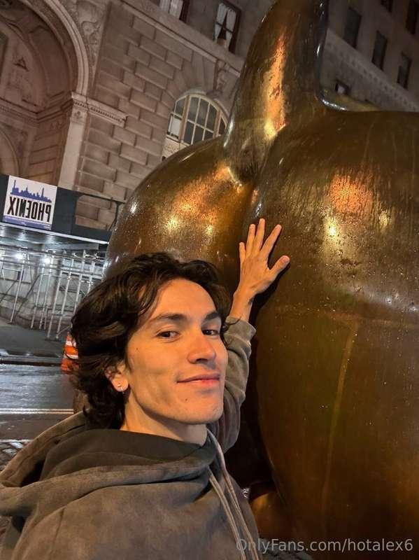 Let’s play a little game 👀 Who can guess what statue this is..