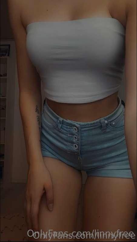 1 min of ass 🍑 
I turn around and take of these shorts and a..