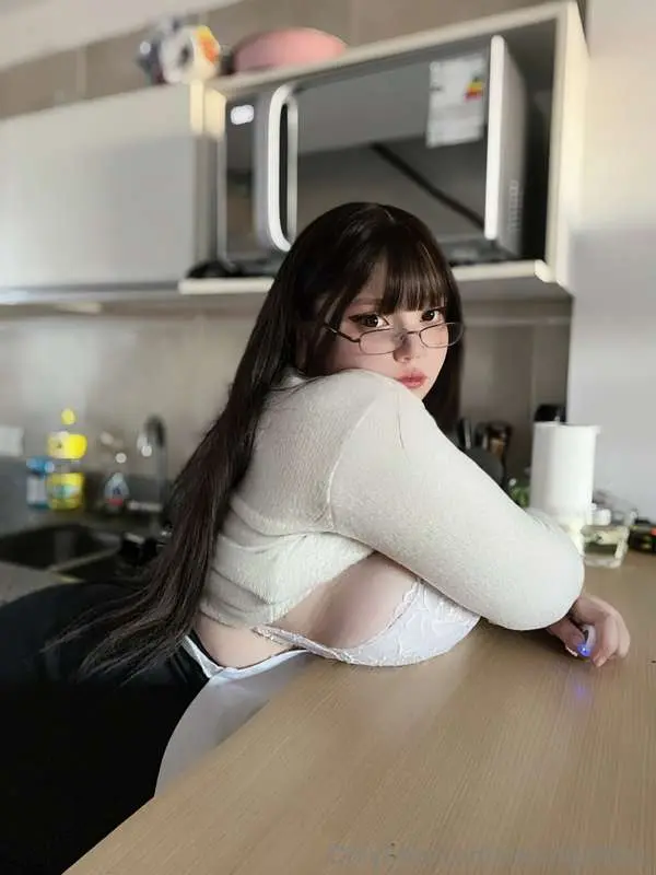 Hii, do u want to give me a hand in the kitchen? ;;33 