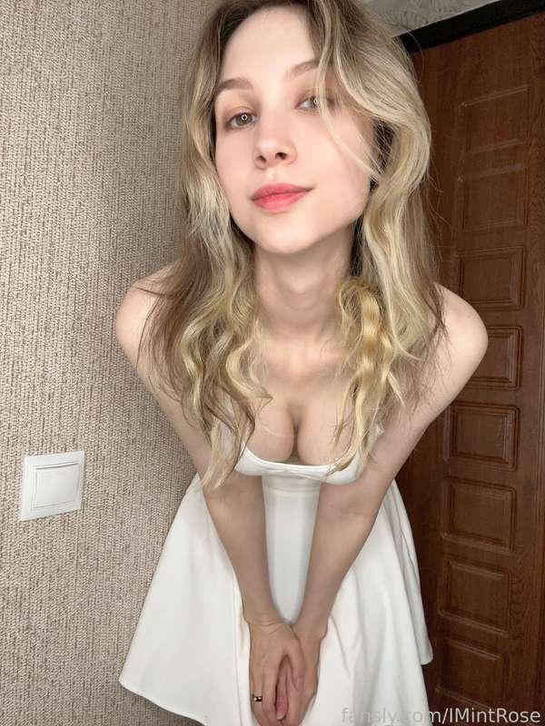 What are we going to do today?😋

#fyp #erotic #squeezetits #tauttits #cute #whiteskirt #wavyhair #teen #skinny #natural