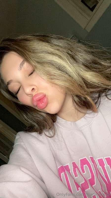 give me a kiss 😘