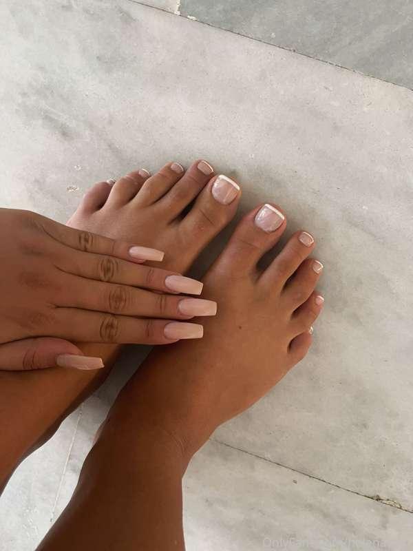 Where all my feet lovers at 🤪 🦶 who would be interested in p..