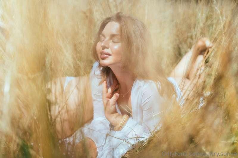 🌾Nostalgic with this photo of summer walks and reading outsi..